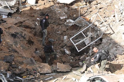 Equipos de emergencia en Tel Aviv tras un ataque con misiles iraníes; seis heridos y varios impactos reportados