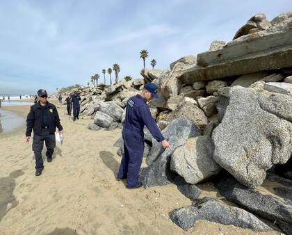 Equipos de limpieza ayudaron a eliminar restos de petróleo del agua y la playa en Huntington Beach