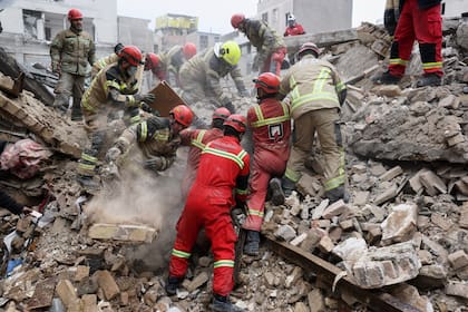 Equipos de rescate buscan supervivientes entre los escombros tras un ataque en el sur de Teherán, Irán