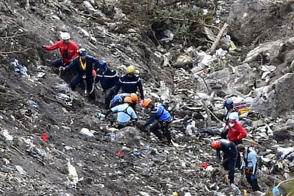 Equipos de rescate durante las labores de búsqueda en la zona donde se estrelló el Airbus A320 de la compañía áerea Germanwings