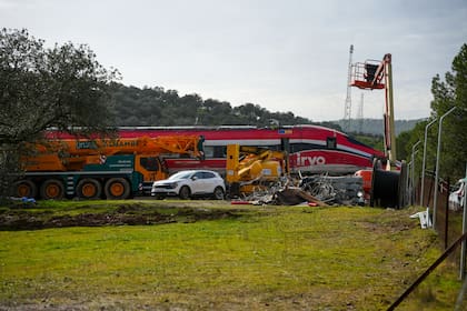 Equipos de rescate trabajan en el lugar del accidente ferroviario en Adamuz, en el sur de España