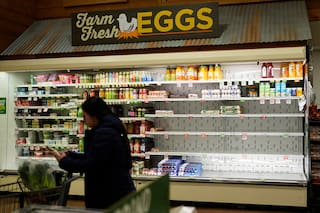 Equipos esparcen sal en carreteras y la gente compra pilas ante tormenta invernal en EE. UU