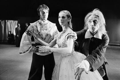 Era diciembre de 1974 cuando los bailarines franceses Michaël Denard y Ghislaine Thesmar ensayaban esta escena de "Coppelia", de la mano de su creador, Pierre Lacotte, en París