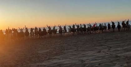 “Era la primera vez que algunos de nosotros andábamos a caballo. El guía fue muy atento, especialmente con los más chicos. Llegar a la playa a caballo fue inolvidable; se nota el amor con el que trabajan y el cuidado que reciben los animales”, destaca Lucas Torres, contador, que eligió esta actividad para sus últimas vacaciones familiares