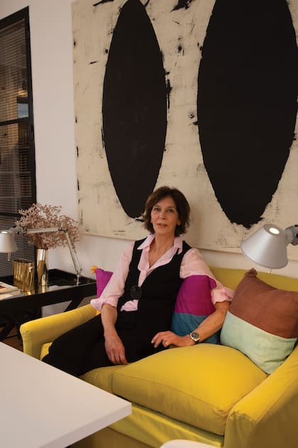 “Era muy alta y flaca y con piernas como palitos que me acomplejaban. Pero en París, empecé a modelar a los 14 porque no teníamos un mango”.