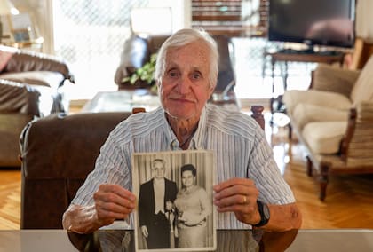 "Era muy difícil desentrañar lo que él sentía. Era un hombre atípico, no se lo podía semblantear por la emoción. Yo nunca lo vi emocionado. Ni cuando murió mi madre", confiesa Leandro Illia