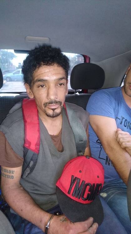 "Era otra persona", dice hoy Sebastián mirando la foto del día en que lo detuvieron. En ese entonces, estaba atravesado por su adicción a las drogas.