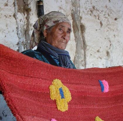 “Era pilar, guía y sostén, murió en 2020 y nos dejó su huella imborrable, una mujer increíble que me transmitió valores", dice de Berna, la artesana que le contagió el amor por la buena artesanía