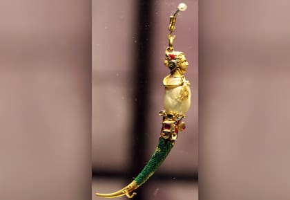 “Era una señal de buena educación limpiarse los dientes en la mesa”, dice Perticone. FOTO: Palillo de dientes de sirena de oro, perlas y gemas, posiblemente una imitación del siglo XIX, que emula al dije escarbadientes de los años 1550-1600