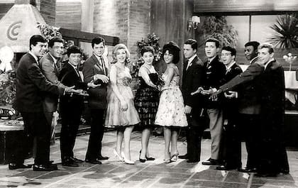 Eran los primeros años de la década del 60 cuando un sábado a la noche, en Canal 13, debutaba el programa musical El Club del Clan.