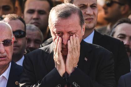 Erdogan encabezó ayer en Estambul el funeral de las víctimas del intento de golpe de Estado