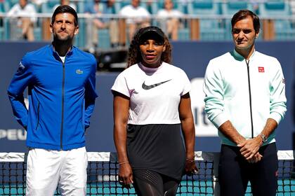 Novak Djokovic, Serena Williams, Roger Federer asisten a la ceremonia de corte de cinta celebrada en la cancha central durante el Miami Open