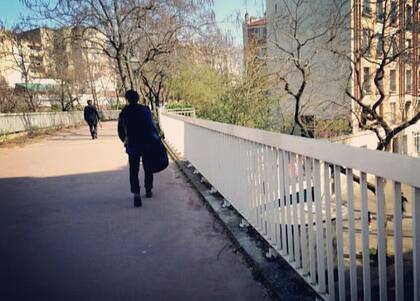 “Eres un patiperro”, le dijeron cuando pisó el suelo chileno, para referirse a una forma muy propia de denominar a los trotamundos.