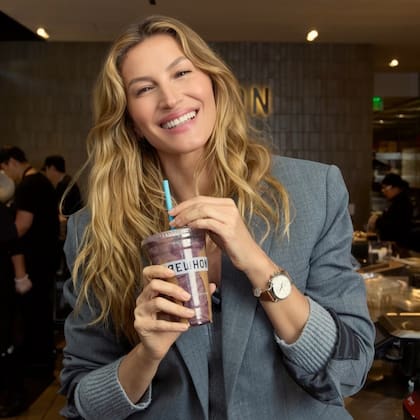 Erewhon vende batidos de más de US$30 en colaboraciones con artistas y modelos (Facebook/Erewhon)