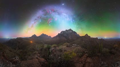 "Erguido sobre los hombres de gigantes", de Nacho Peláez, foto tomada en la Sierra La Giganta, en Baja California, México