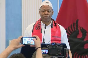 La razón por la que Eric Adams recibió la ciudadanía y el pasaporte de Albania