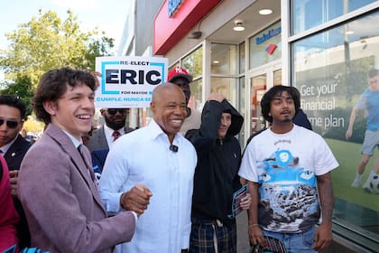 Eric Adams, en un recorrido por el Bronx antes de retirarse como candidato a las elecciones, en octubre pasado