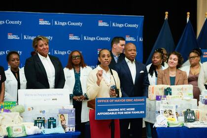 Eric Adams estuvo acompañado de personal de salud de la ciudad de Nueva York