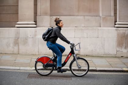 Eric Adams impulsa una nueva norma para bicicletas y monopatines eléctricos