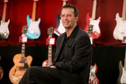 Eric Clapton en 1999, rodeado por sus mejores amigas, las guitarras eléctricas