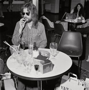 Eric Clapton en
la cafetería del aeropuerto mientras espera el momento
de embarcar rumbo a Francia.
