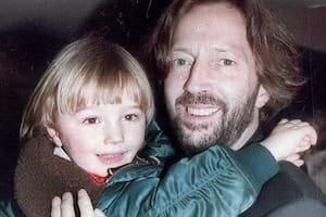 La tragedia del hijo de Eric Clapton que sumergió al músico en sus horas más oscuras: “Giro cruel del destino"
