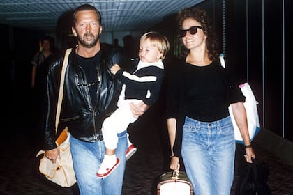 Una de las pocas fotos familiares de Eric Clapton con la italiana Lory del Santo y su hijo Conor, en 1991