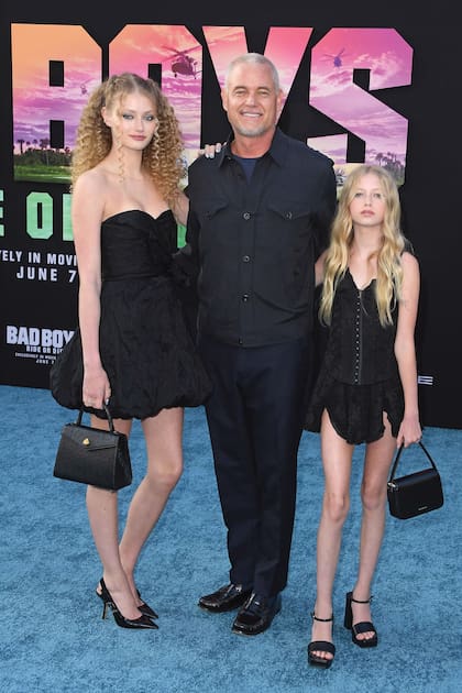 Eric Dane con sus hijas, Billie yGeorgia, en el estreno de Bad Boys:Ride or Die, en mayo de 2024,antes de que le diagnosticaranELA