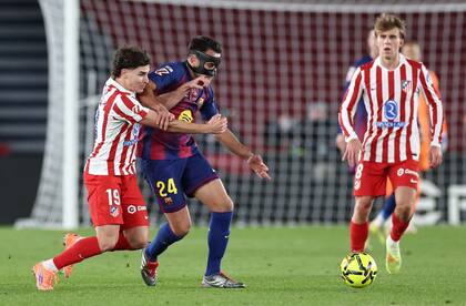 Eric García le cruza el cuerpo a Julián Alvarez