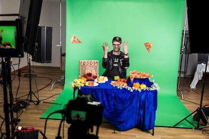 Eric Howk, de la banda Portugal. The Man, grabando GIFs animados en Giphy Studios