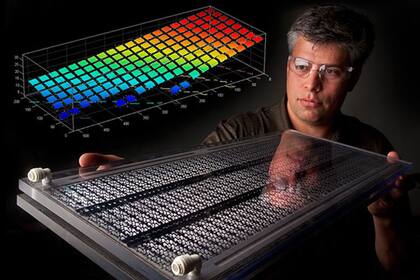 Eric Kozubal examina un prototipo de sistema de circulación de aire