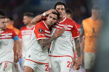 Eric Meza (izquierda) y Alexis Castro, de Estudiantes, festejan el triunfo sobre Cerro Porteño en Paraguay (AP Foto/Jorge Sáenz)