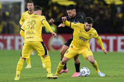 Eric Remedi duró apenas un rato: se lesionó y provocó una preocupación en Peñarol