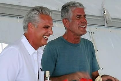 Bourdain y su colega y amigo Eric Ripert, uno de los que brindan su testimonio en este documental