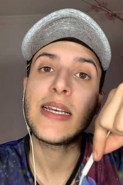 Eric Scheifler es manicurista y contó que una cliente le quiso pagar un trabajo de uñas esculpidas con la Tarjeta Alimentar