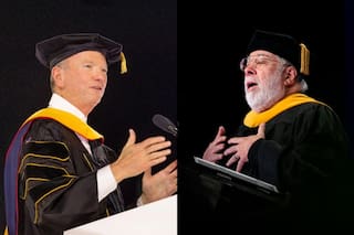 Graduados universitarios silbaron al exCEO de Google y aplaudieron al cofundador de Apple
