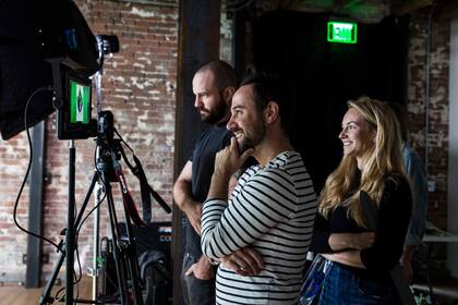 Eric Thompson, director de fotografía, junto a Michael Bruno y Wallis Millar-Blanchaer en un set de los Giphy Studios