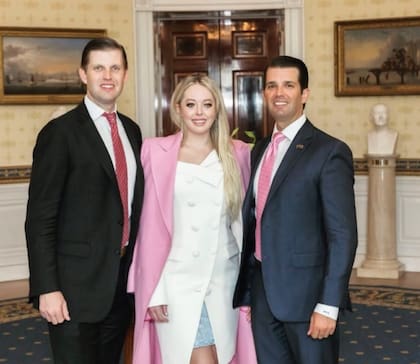 Eric, Tiffany y Donald. Jr Trump