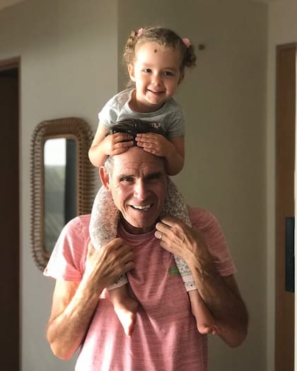 Eric Topol, en una foto de su perfil de Instagram junto a su nieta
