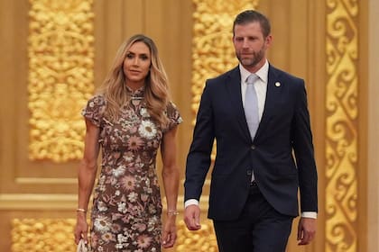 Eric Trump y su esposa Lara llegan a la cena de Estado de Donald Trump y Xi Jinping en el Gran Salón del Pueblo, en Pekín