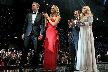 Eric Trump y su mujer, Lara, y Tiffany Trump (la hija que el Presidente tuvo en su segundo matrimonio, con Marla Maples) con su marido, Michael Boulos. Tiffany (que está embarazada) lució un vestido gris off-shoulder de gasa bordada.