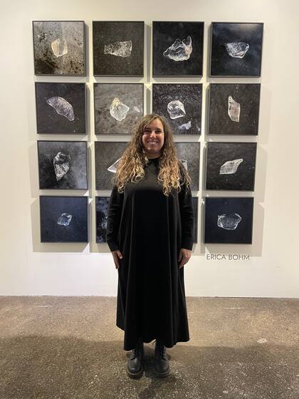 Erica Bohm con su obra en Linse