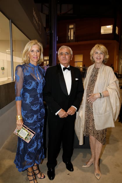 Erica Roberts con un clutch de Olympia Le-Tan ("me encantan"), Esteban Tedesco y Magdalena Cordero en la cena anual. Con el aporte de esta gala, la asociación trabajará en la ampliación y modernización de su centro, mediante la incorporación de nuevas tecnologías, servicios y capacitaciones.