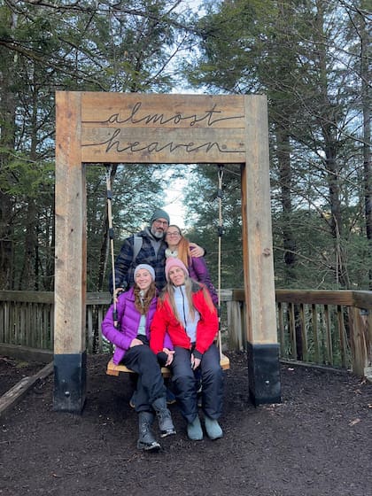 Erica Schiliemann, durante uno de los icónicos paseos de West Virginia, junto a su marido y a sus hijas, de visita en EEUU