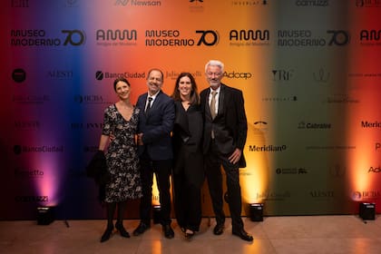 Érica y Andrés Grivnicov, junto a Victoria Noorthoorn y Carlos Gamerro