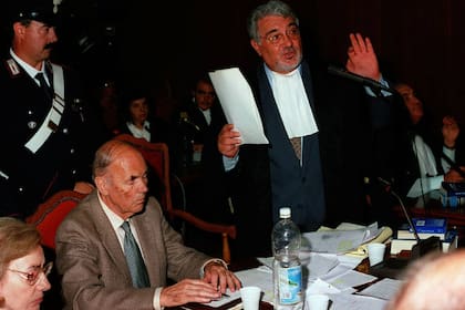 Erich Priebke fue extraditado a Italia tras difundirse el documental de ABC y fue juzgado en Roma y condenado a cadena perpetua por sus crímenes en la capital italiana (AP Photo/Angelo Scipioni)