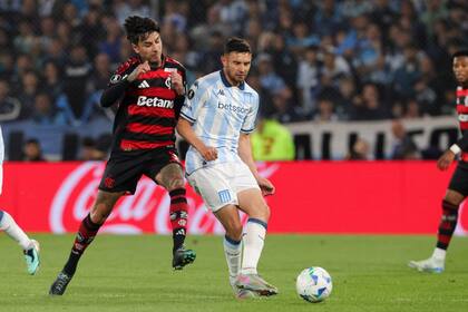 Erick Pulgar carga contra Adrián Martínez en el partido desquite de la Copa Libertadores: la participación de los clubes argentinos en los torneos de la Conmebol, una de las pautas para organizar los días y horarios de las fechas