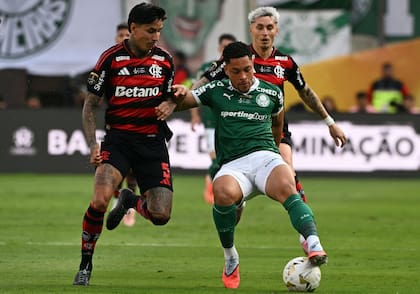 Erick Pulgar, de Flamengo, disputa la pelota con Vitor Roque, de Palmeiras