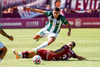 Erik López deja en el camino a Facundo Pérez, volante de Lanús; Banfield ganó muy bien como visitante
