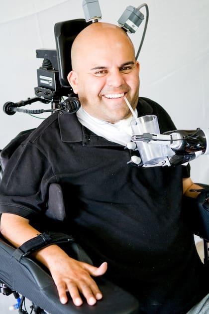 Erik Sorto, el paciente cuadripléjico que pudo mover un brazo robótico con la mente